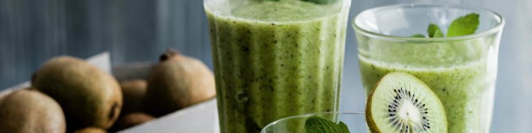 Kiwi, mint and pineapple smoothies
