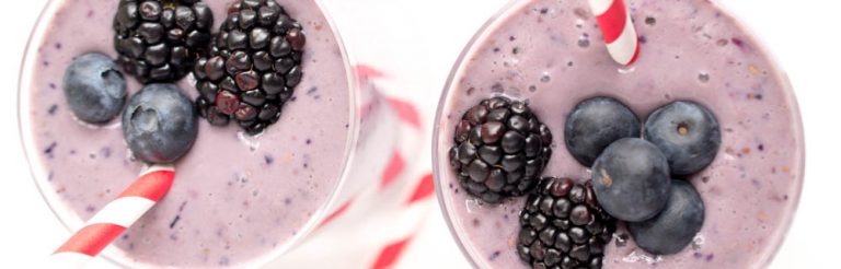 HEALTHY BERRY YOGURT SMOOTHIE
