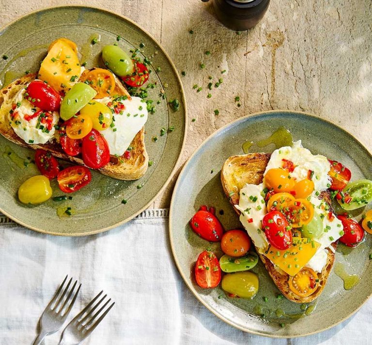 Mozzarella with spicy tomatoes & garlicky toast